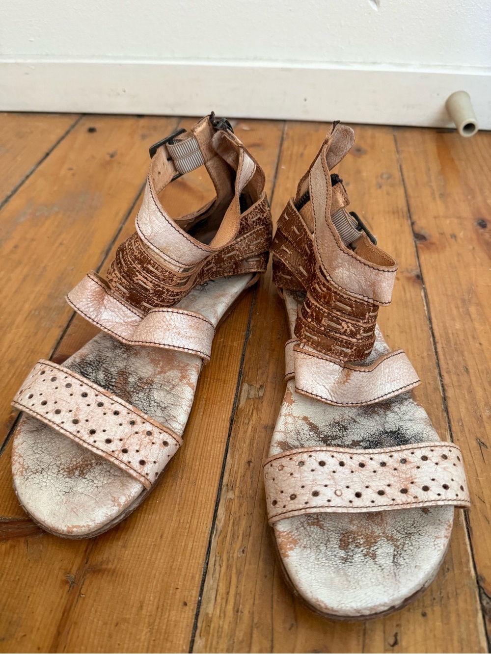 Bed Stu Women's Metallic Rose Gold Leather Strappy Sandals